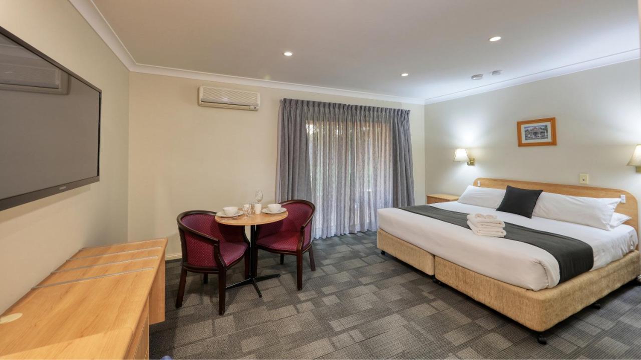 Bushman's Motor 4* Parkes